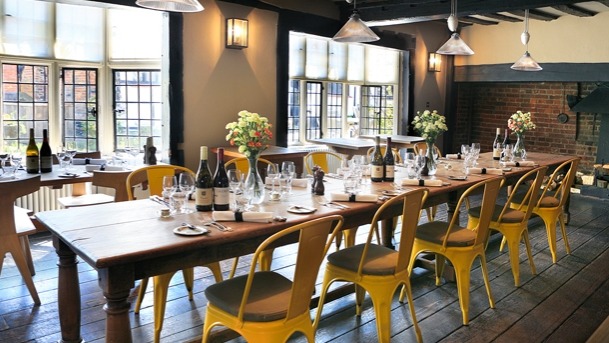 The Crown Inn in Amersham The Crown Hotel is an old coaching inn where parts of Four Weddings And a Funeral were filmed. Since its screen debut back in the ‘90s it’...