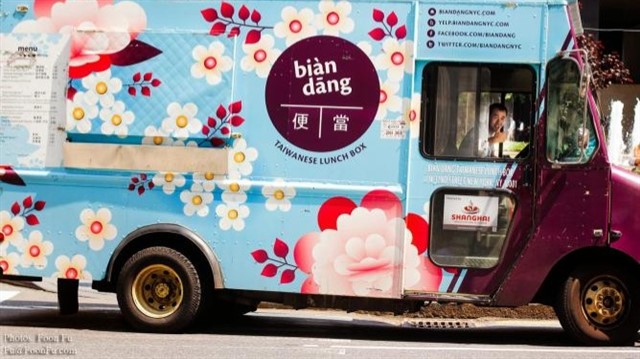 Bià n DÄng Biàn DÄng offers Taiwanese-style food to a midtown lunch crowd. Their iconic light blue truck with plum blossom accents serves classic fried...