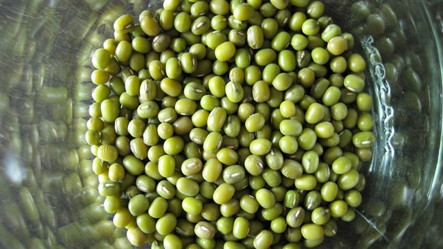 Mung beans (lǜdòu, 绿豆) These little pulses are often eaten in the summertime as they are an essential yin food that, according to TCM, helps to detoxify the body, expel heat...