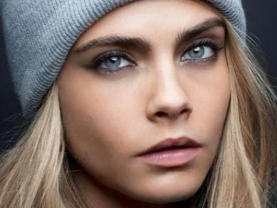 Cara Jocelyn Delevingne (/ËˆkÉ‘ËrÉ™ ËŒdÉ›lÉ™ËˆviËn/ KAH-rÉ™ DEL-É™-VEEN;[5][6] born 12 August 1992)[7][8] is an English ...