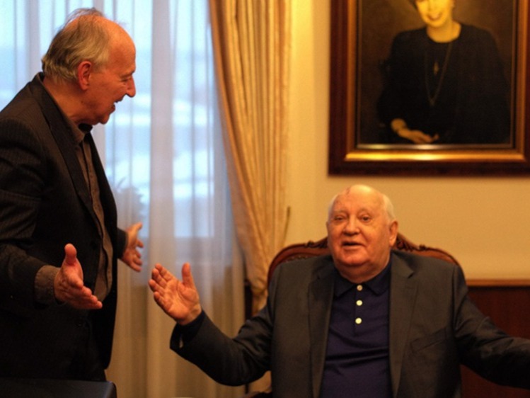 Meeting Gorbachev Profiling one of the most influential figures of 20th-century history, legendary filmmaker Werner Herzog candidly sits down with Mikhail Gorbachev for...